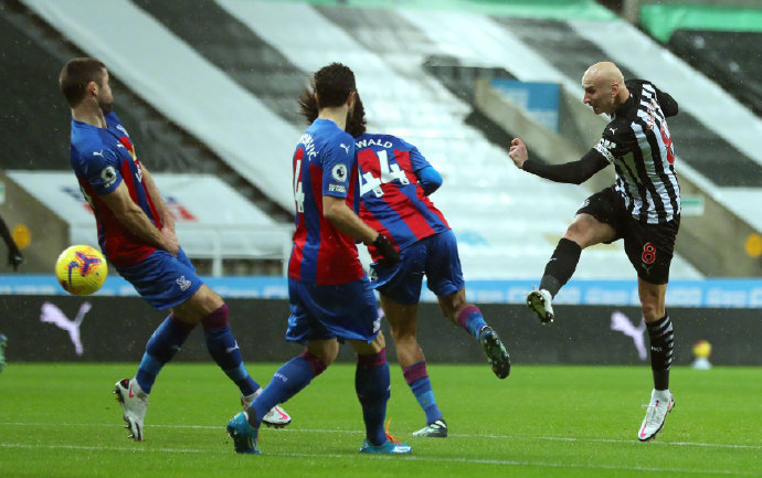  阿森纳连续失误送温暖 纽卡斯尔三球逆转彰显韧性